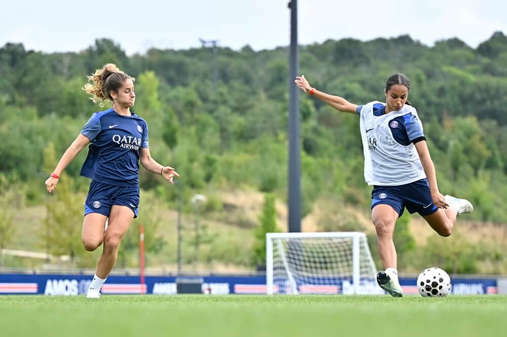 Jugadoras durante una sesión de la PSG Academy Évian
