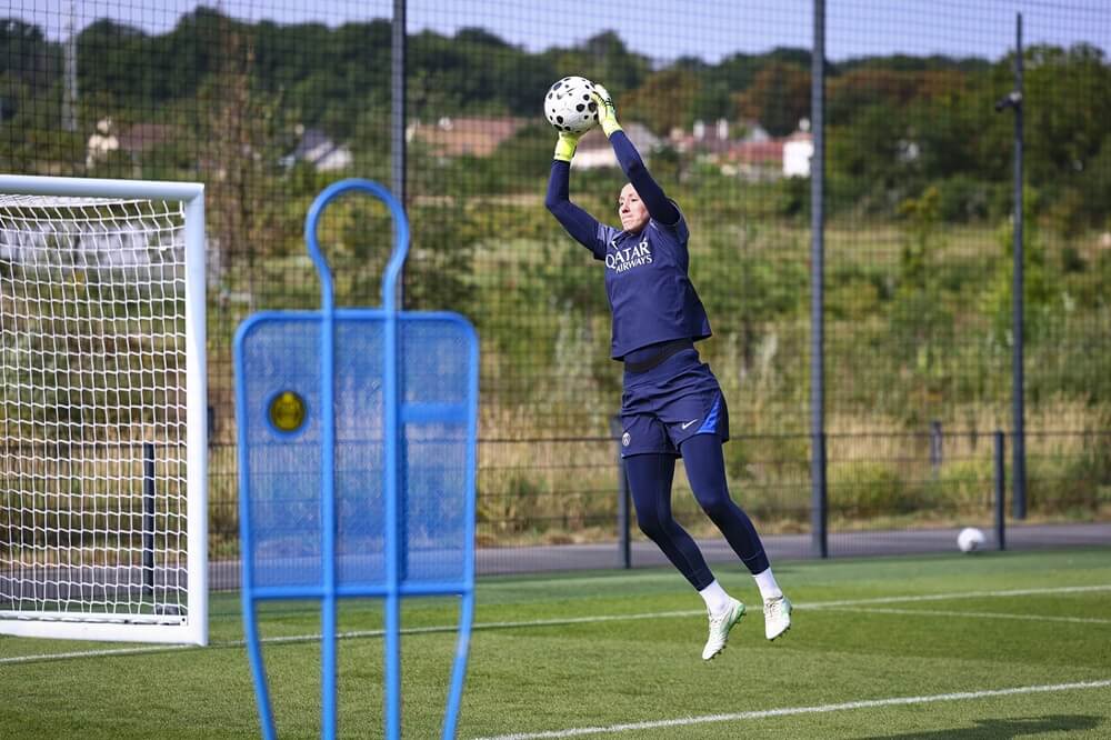 Entrenamiento de porteras en el campamento del PSG