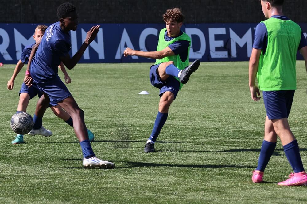 Jugadores del PSG Academy Pro Évian golpeando a portería