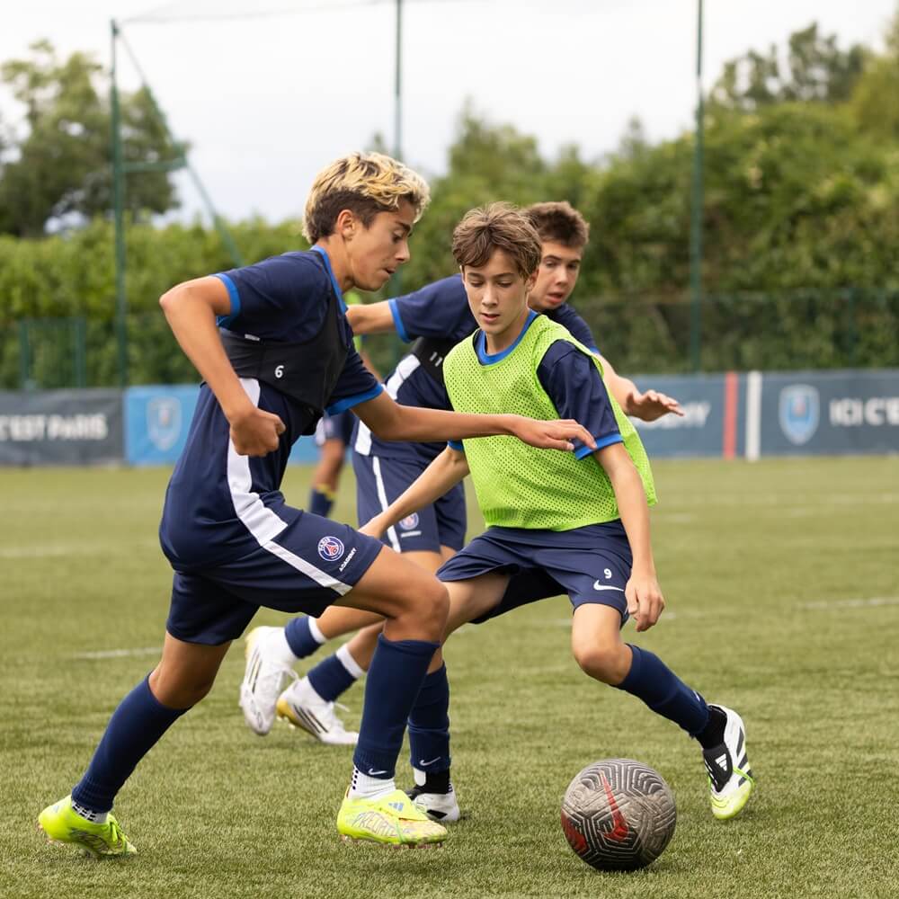Chicos disputando el balón en el campus de Évian