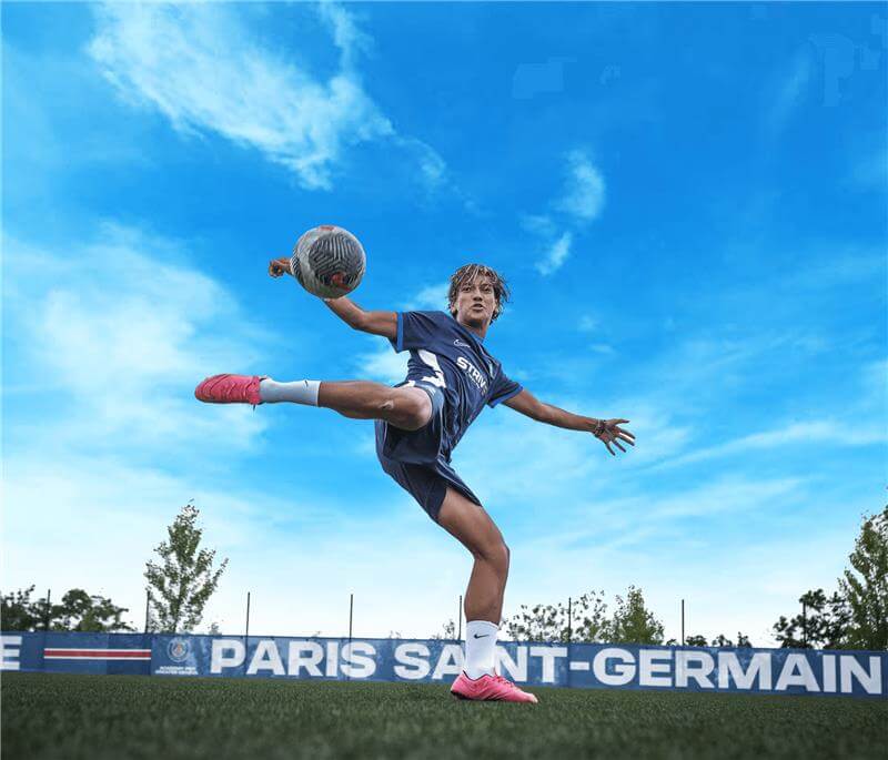 Jugador rematando de volea en el PSG Academy Pro Évian
