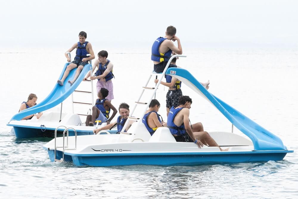 Actividades náuticas en el lago Lemán durante el campamento