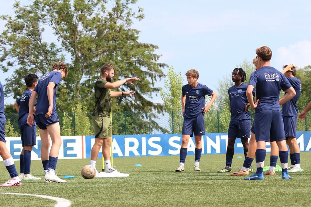 Sesión de entrenamiento del PSG Academy Pro en Évian