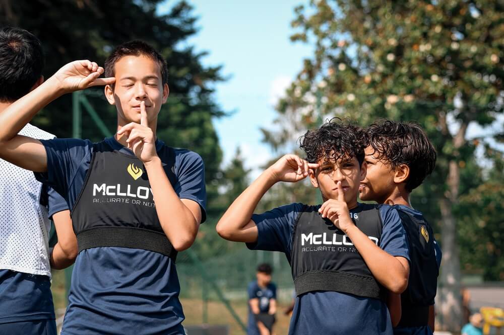 Jugadores del campamento posando junto al banquillo